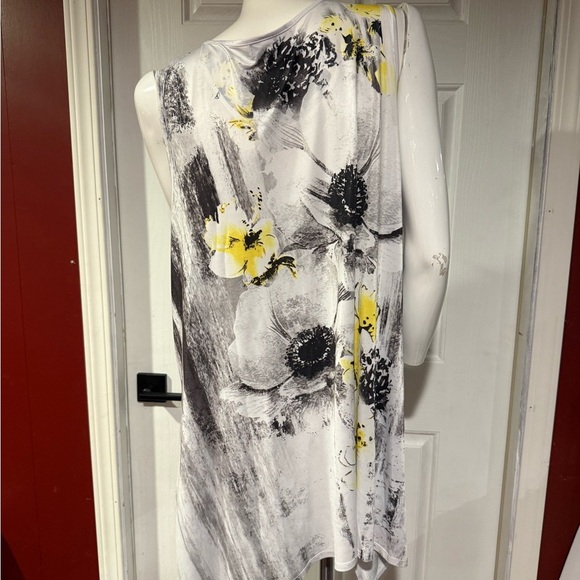 Laura Ashley White and Gray Sleeveless Scoop Neck Blouse - Picture 2 of 6